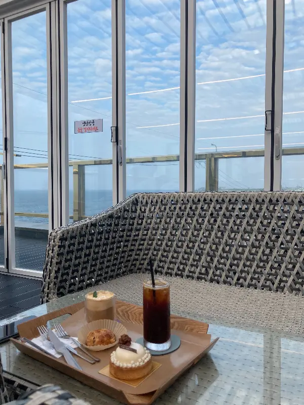 통창으로 보이는 바다