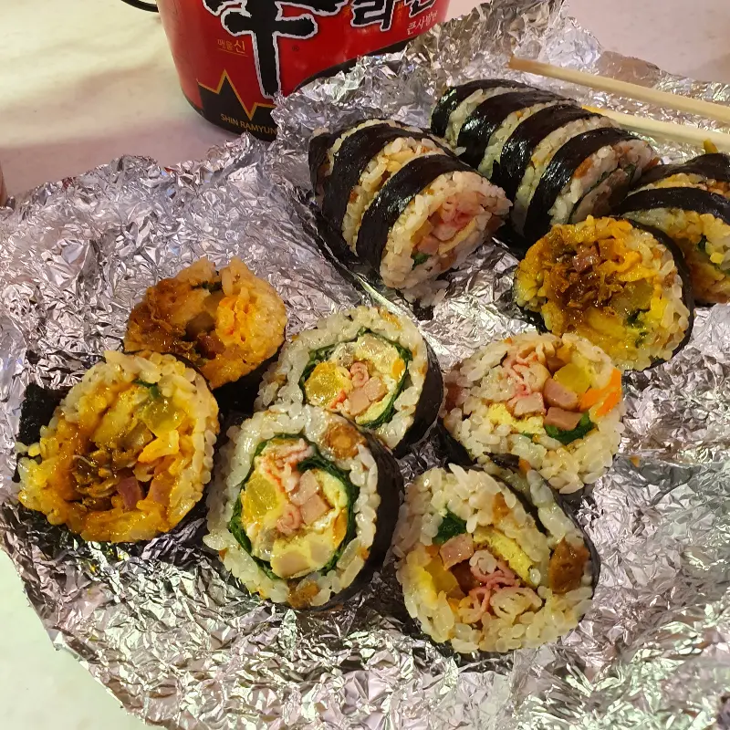 김밥과 라면과 함께 포장된 음식 사진