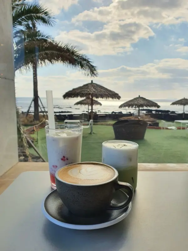 커피와 함께 다양한 음료가 놓여있는 모습