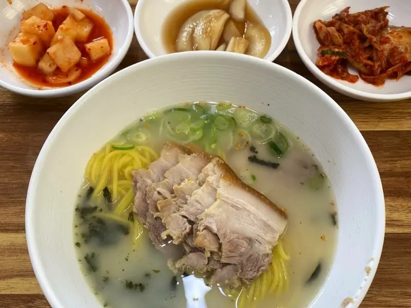 고기국수와 함께 나오는 깍두기, 김치