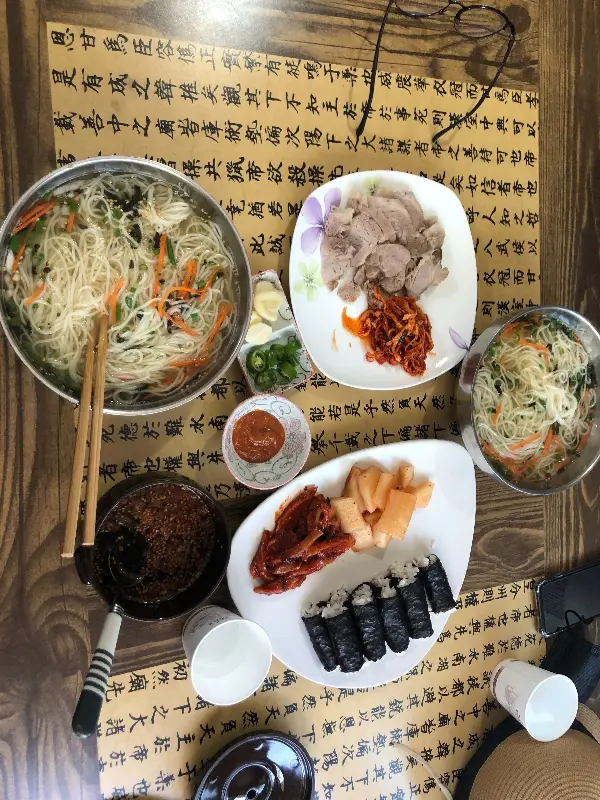 푸짐하게 차려진 테이블. 해장국 외에도 다양한 메뉴가 있는 듯하다.