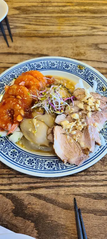 푸짐한 양의 칠리새우와 고기 요리