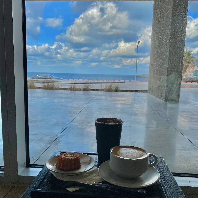 창밖을 바라보며 커피를 즐기는 여유