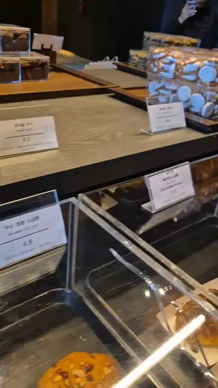 다양한 빵이 진열된 쇼케이스