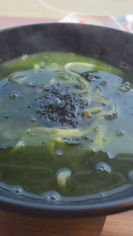 진한 국물이 인상적인 몸국