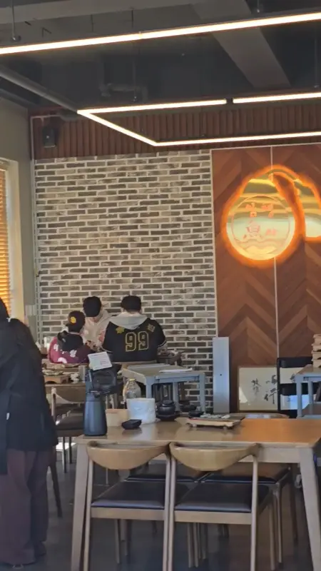 넓고 깔끔한 매장 내부