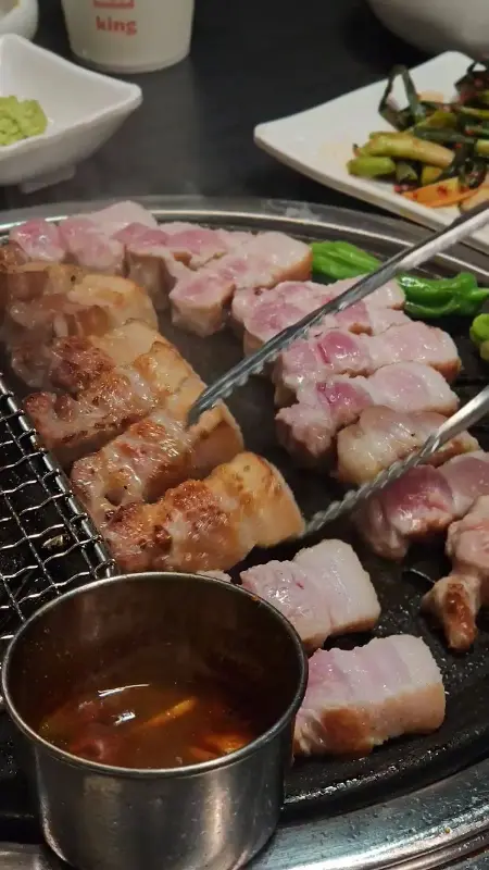 전문가의 손길로 구워지는 흑돼지