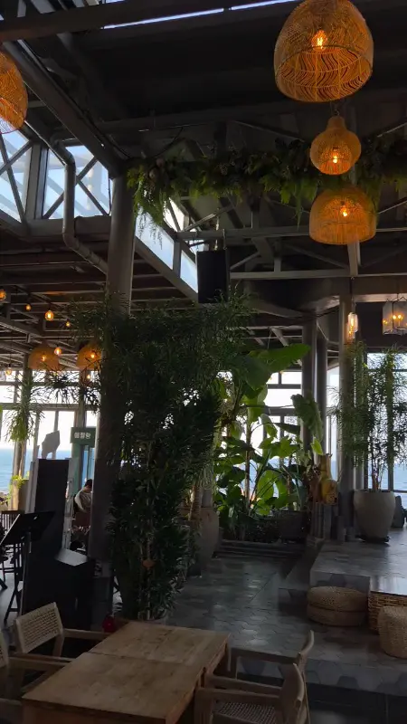 카페 내부 천장에 매달린 조명