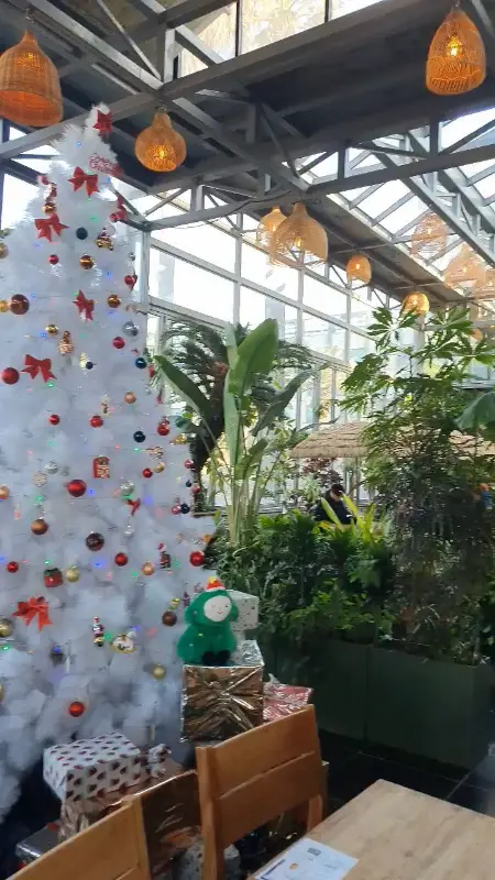 카페 내부의 크리스마스 장식
