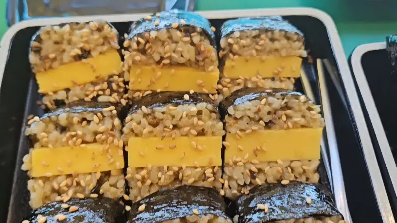 전복김밥의 단면