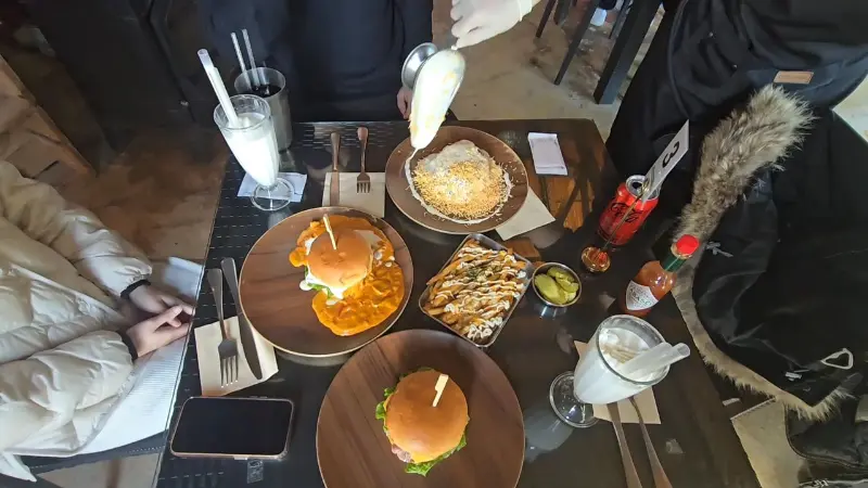 테이블 가득 차려진 햄버거 세트