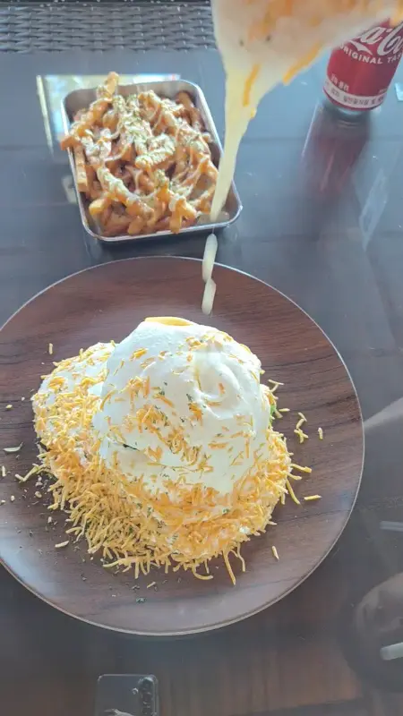 소스가 뿌려진 감자튀김