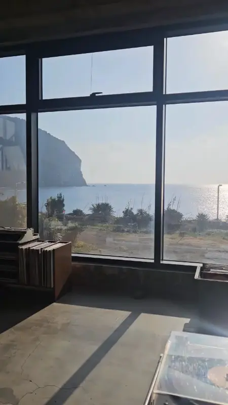 통창으로 보이는 성산일출봉과 바다