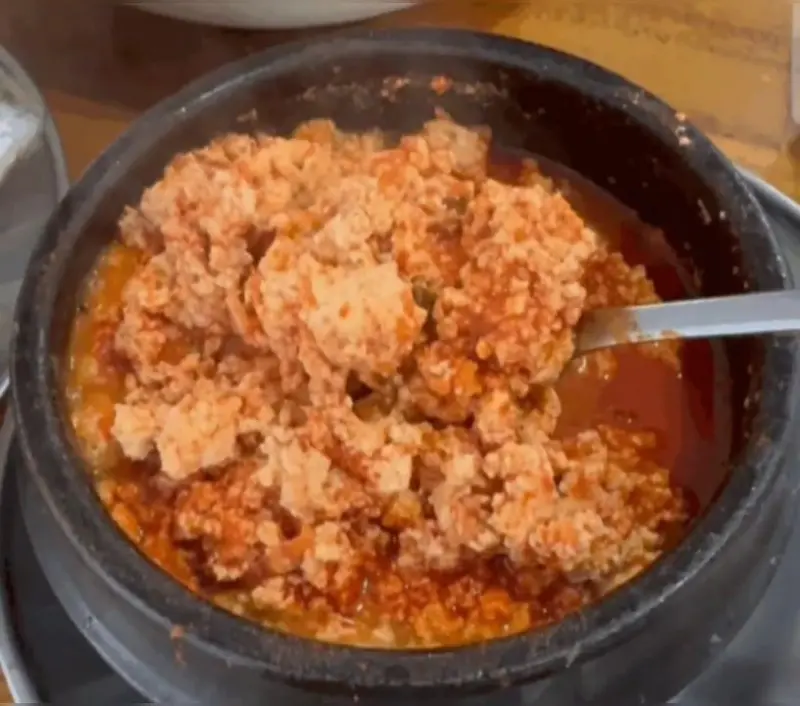 순두부찌개의 몽글몽글한 질감