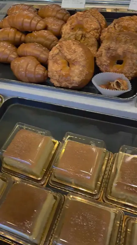 다양한 종류의 빵들이 진열된 모습