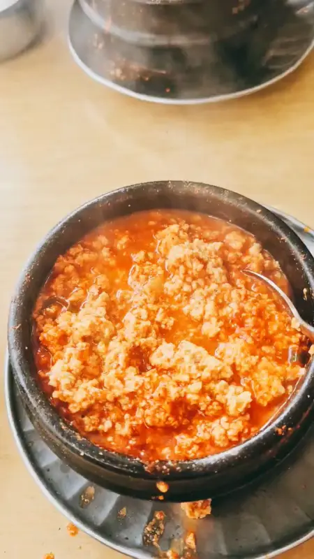 몽글몽글한 두부의 질감이 살아있는 순두부 찌개