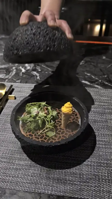 현무암 뚜껑을 열면 연기가 피어오르는 모습