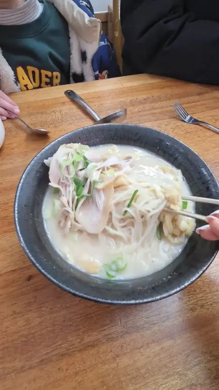 젓가락으로 면을 들어올리는 모습