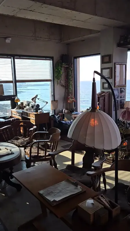 앨범외도 내부, 다양한 테이블과 의자들이 배치된 모습