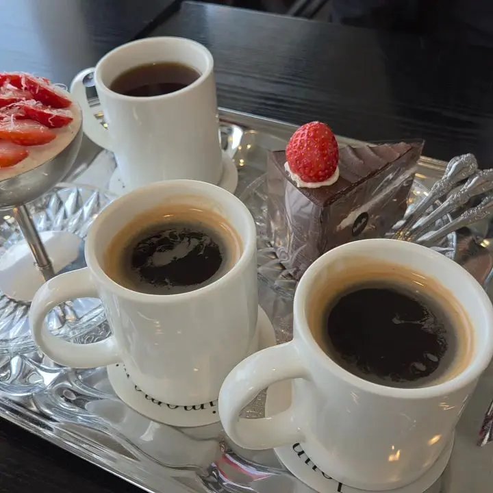 딸기 티라미수와 커피