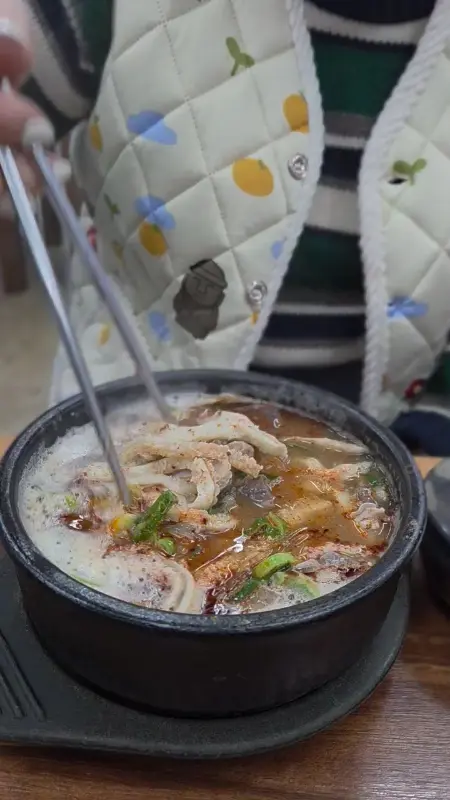 뚝배기 안에서 푸짐하게 끓고 있는 해장국의 모습