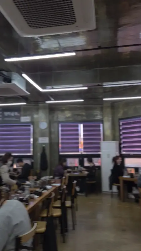 깔끔하고 넓은 함덕골목의 내부 전경