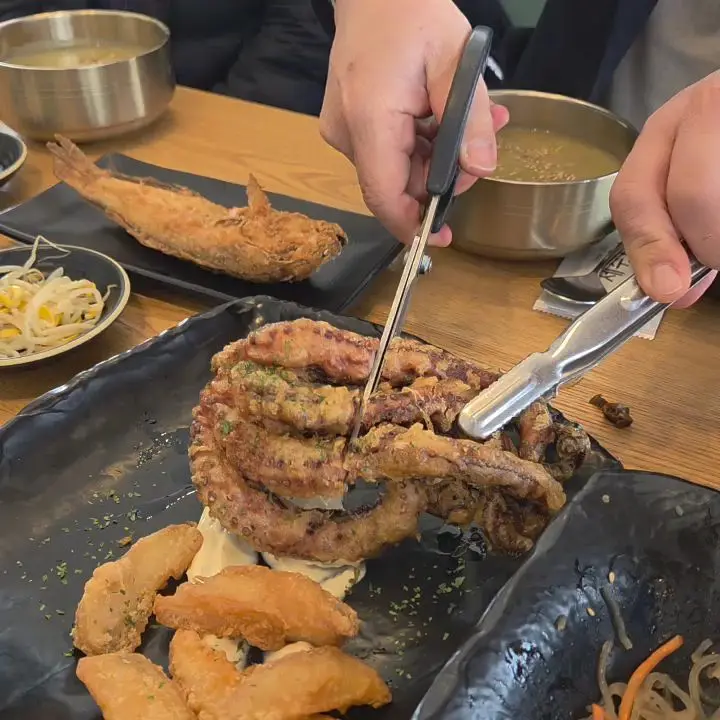 문어 튀김을 자르는 모습