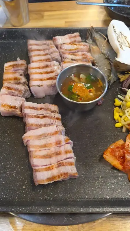 초벌된 흑돼지 오겹살