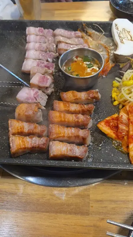 불판 위 오겹살, 김치, 고사리