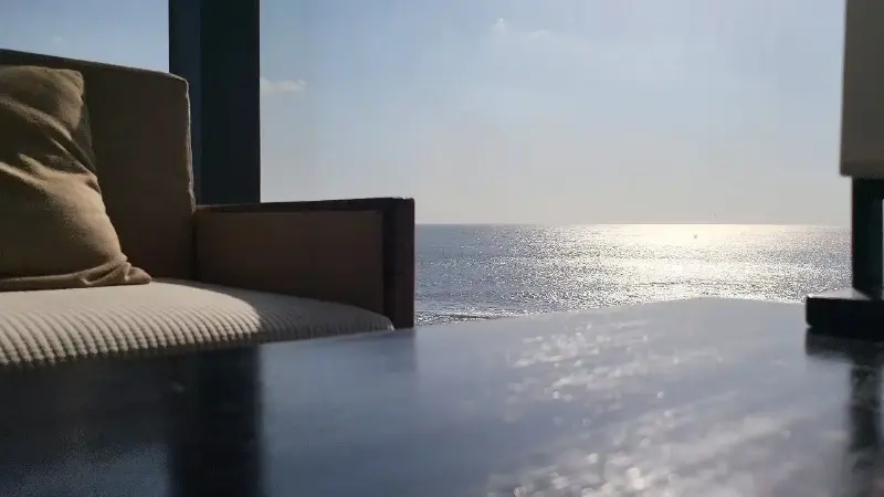 카페 내부 좌석과 바다 풍경