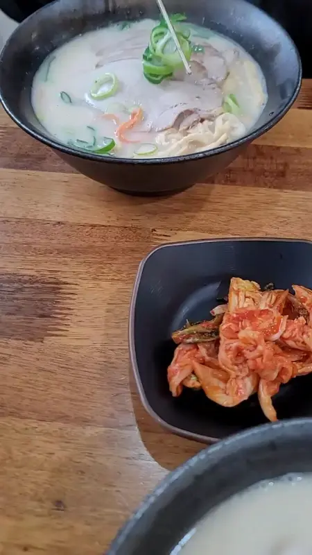 고기국수와 김치가 함께 놓인 모습