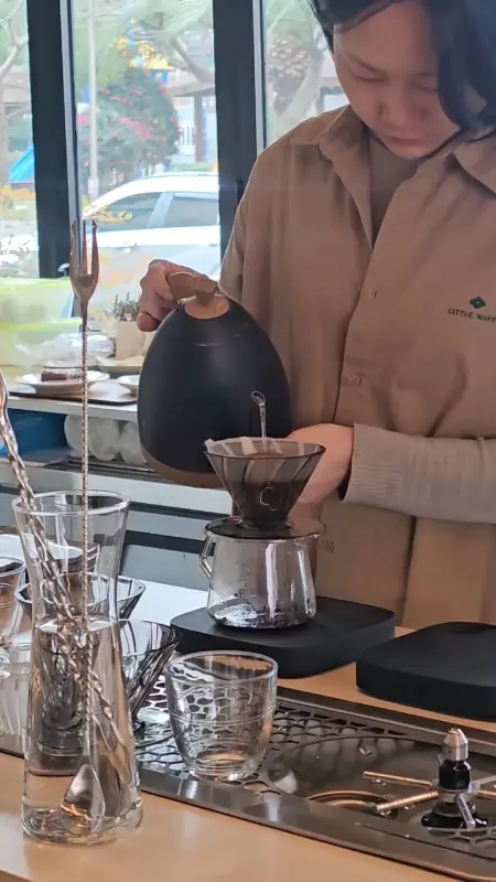 커피를 내리는 모습