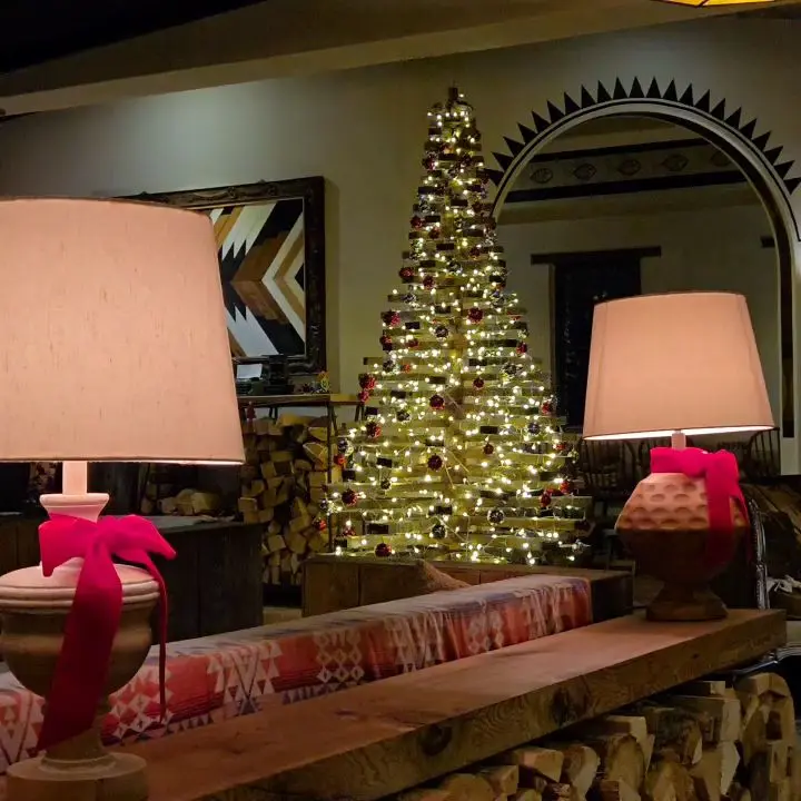 크리스마스 트리가 설치된 친봉산장 내부