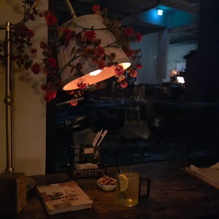 테이블 위의 스탠드 조명과 음료