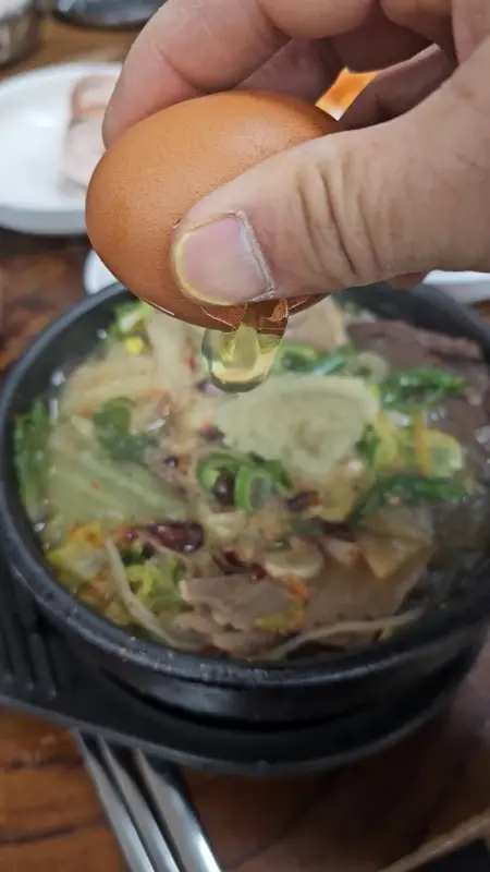 해장국에 계란 넣는 모습