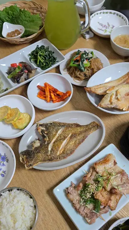 정갈하게 담긴 반찬들의 모습