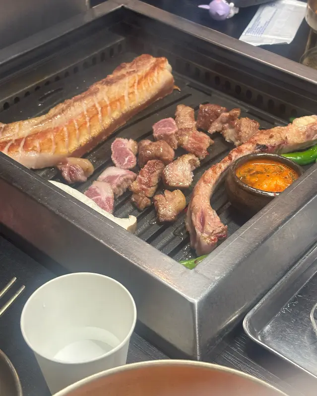 불판 가득한 흑돼지