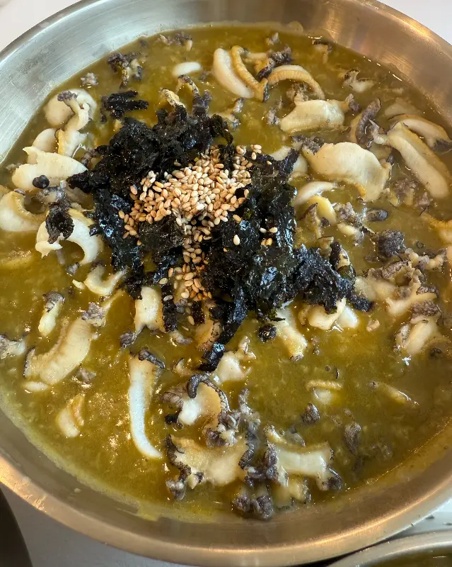 진하고 깊은 맛이 일품인 전복죽