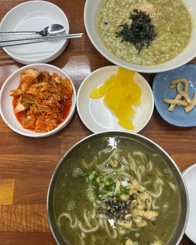 보말칼국수와 보말죽이 놓인 테이블 전체 샷