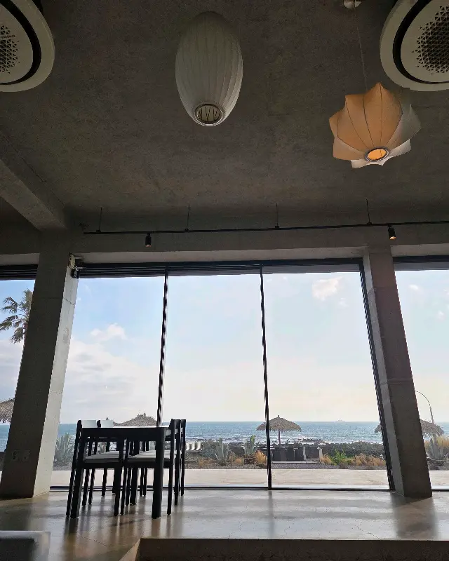 통창으로 보이는 바다