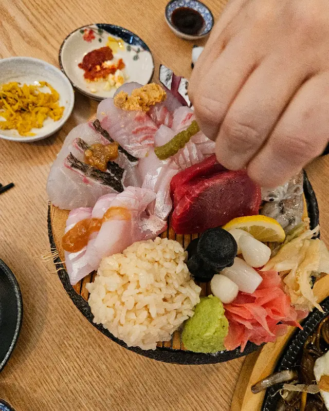 다양한 종류의 숙성회가 정갈하게 담긴 모듬회