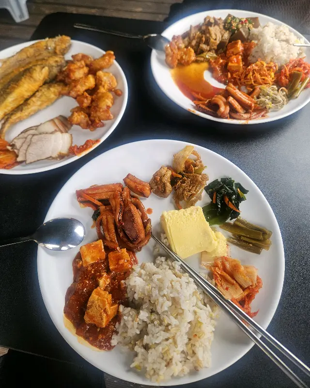 푸짐하게 차려진 한 상