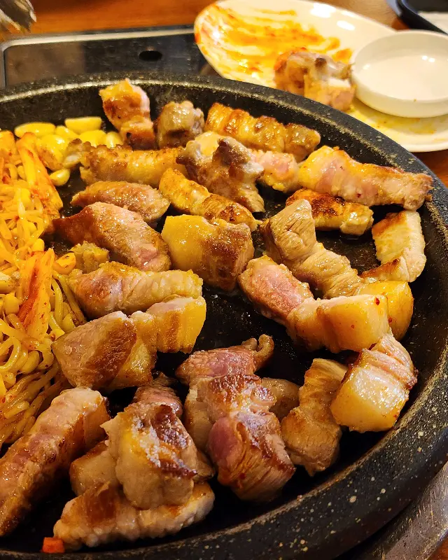 돌판 위에서 지글지글 끓는 짜파게티