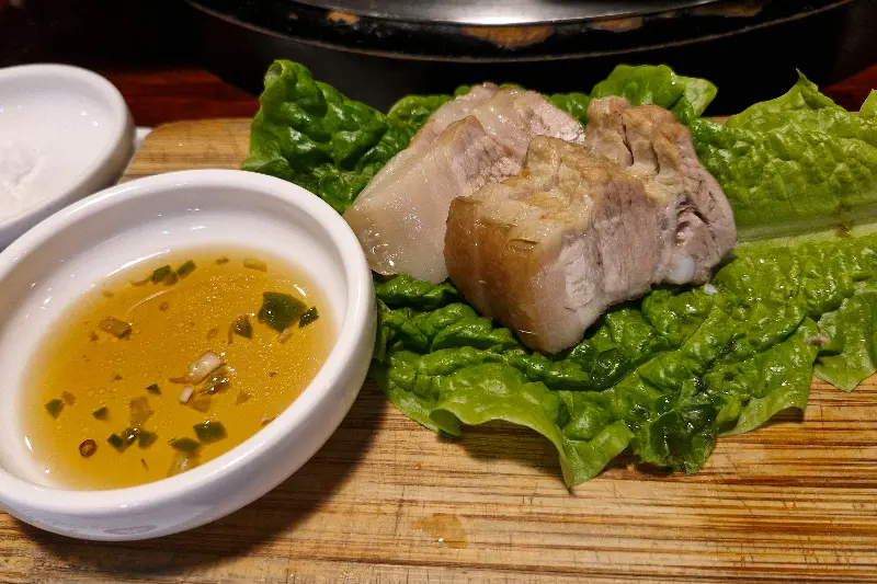 윤기가 좌르르 흐르는 돔베고기