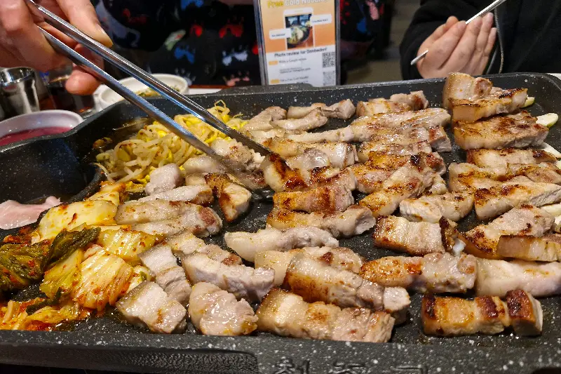 흑돼지 오겹살과 김치, 콩나물의 조화