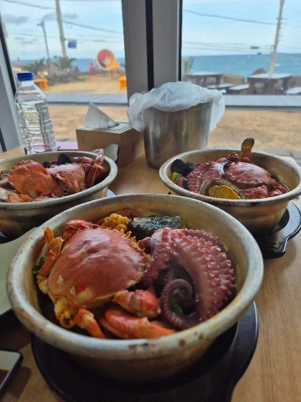 다양한 해산물이 올라간 도시락