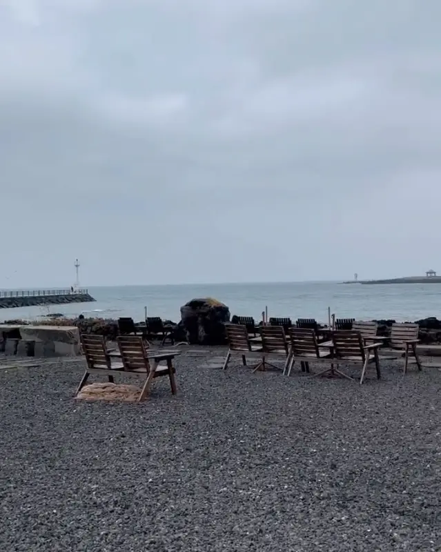 카페 앞에 마련된 야외 테이블