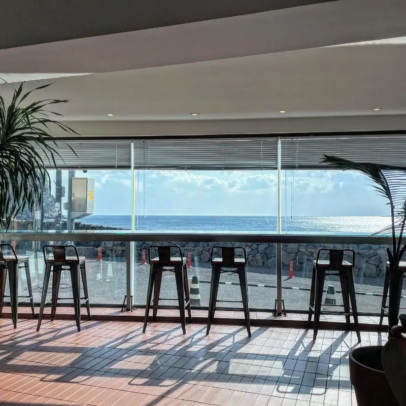 카페 내부에서 보이는 바다 풍경