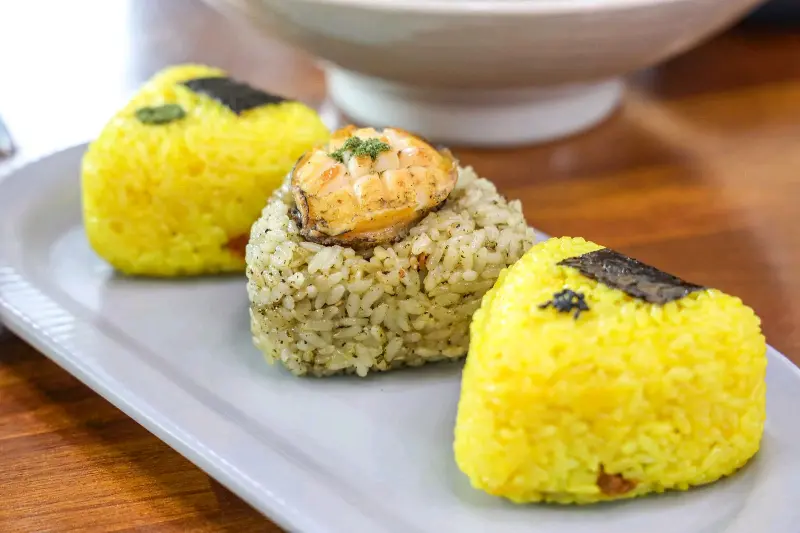 알록달록한 색감의 주먹밥