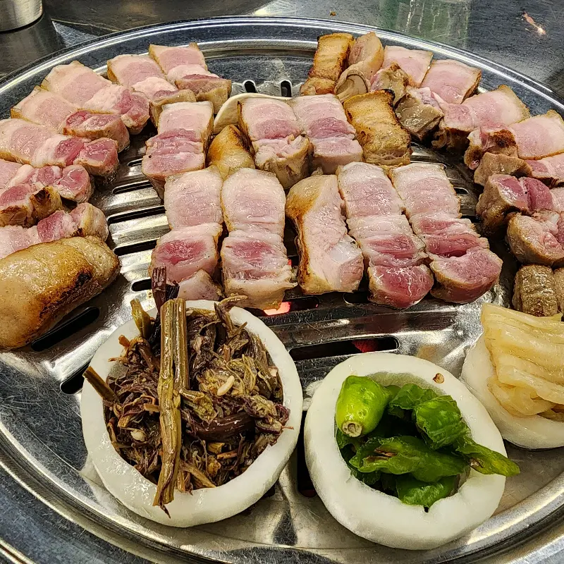 초벌되어 나온 흑돼지 오겹살과 목살의 모습